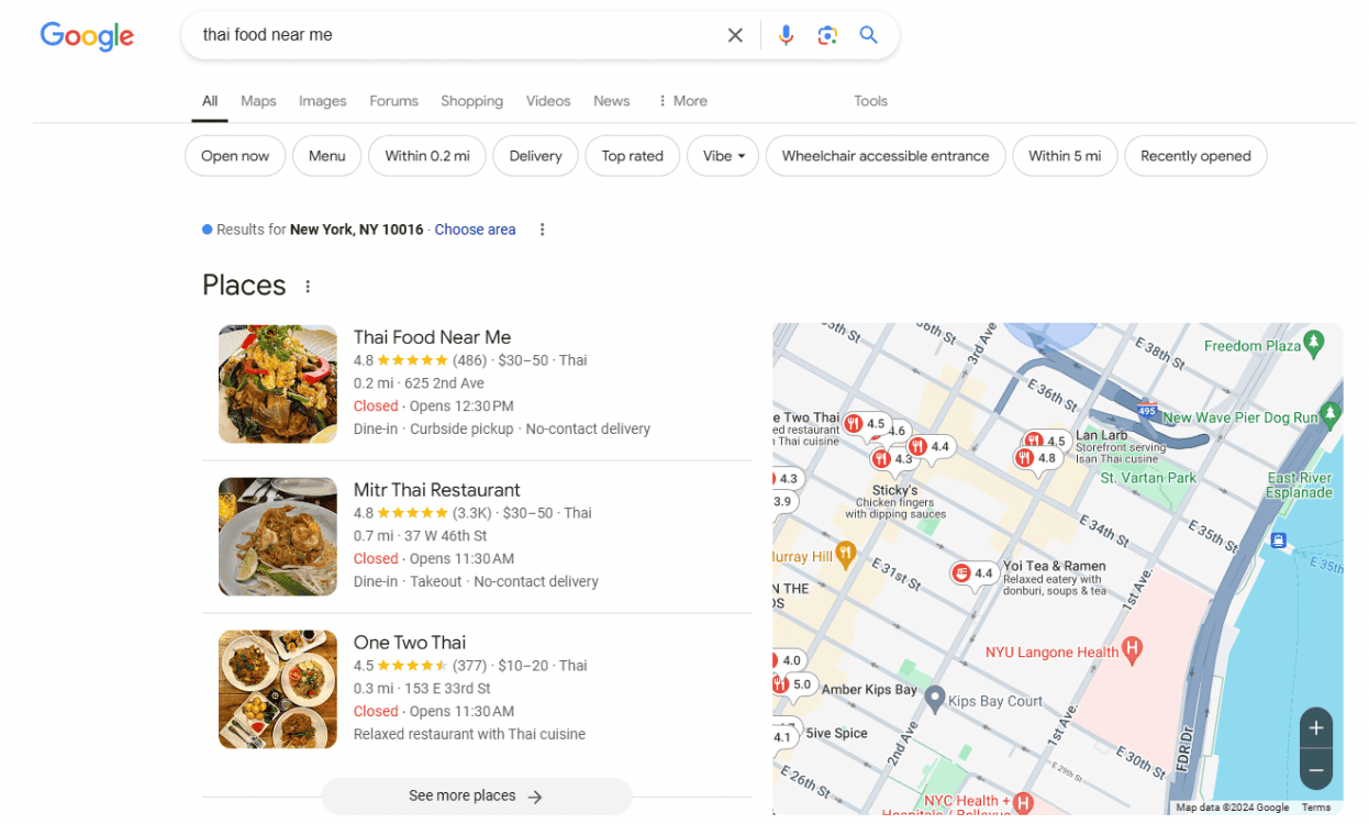 Un restaurante que utiliza "cerca de mí" en su nombre para intentar engañar al sistema.