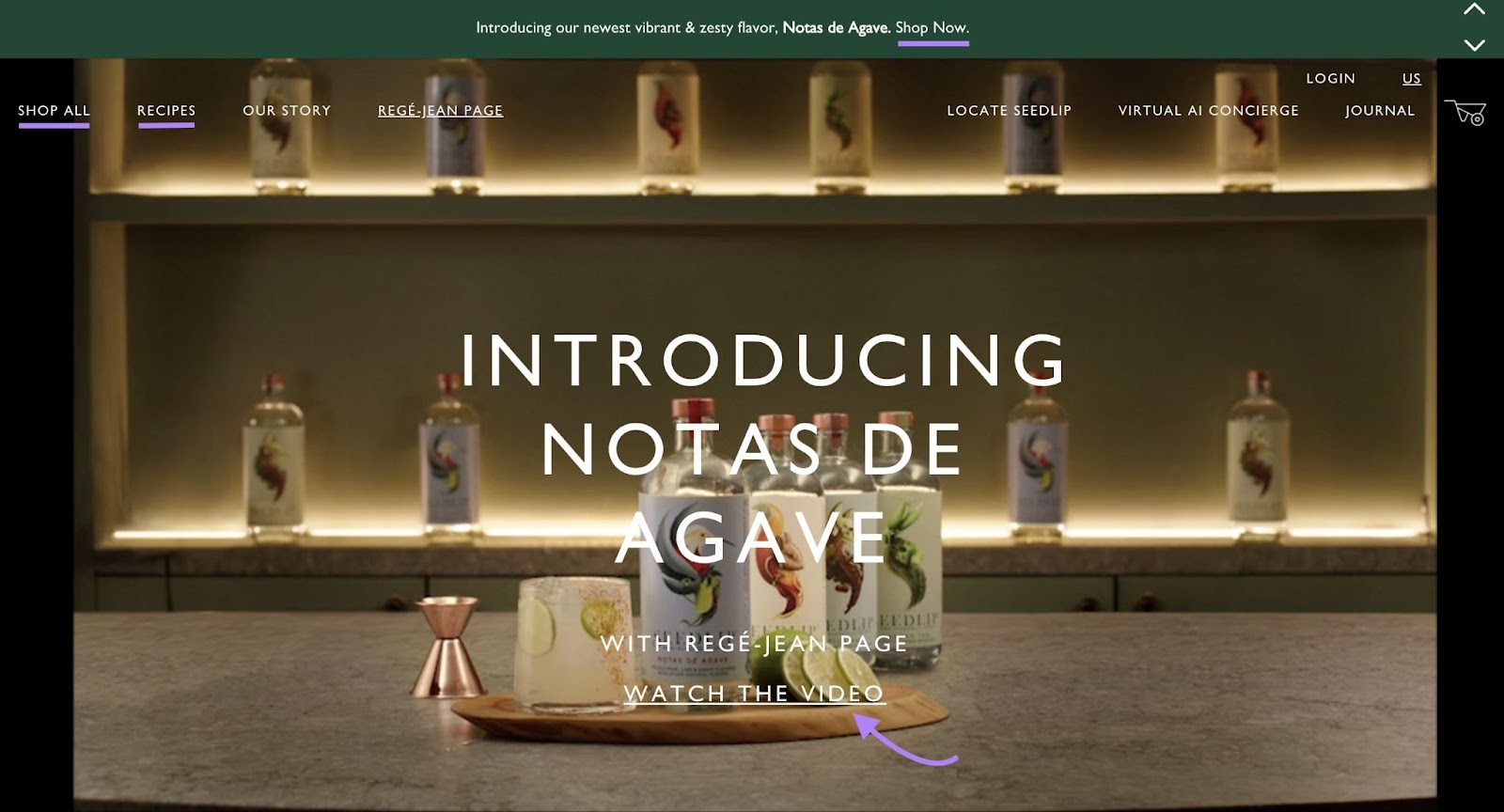 Cuatro botellas de Seedlip sin alcohol con un enlace a un video de Rege-Jean Page que muestra una receta